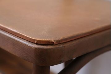 レトロ家具　アンティーク　古い木製のレトロなチェア(椅子)