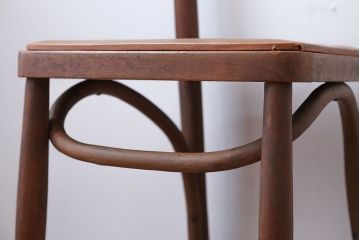 レトロ家具　アンティーク　古い木製のレトロなチェア(椅子)