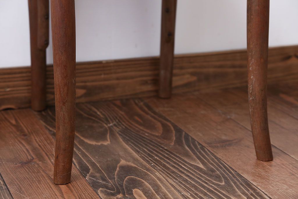 レトロ家具　アンティーク　古い木製のレトロなチェア(椅子)