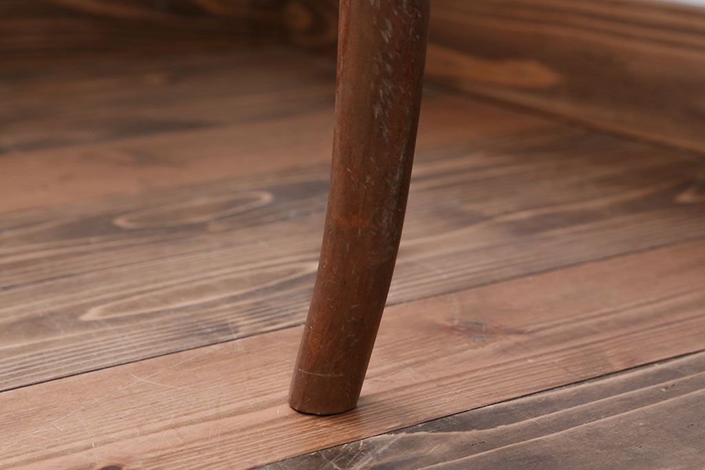 レトロ家具　アンティーク　古い木製のレトロなチェア(椅子)