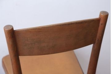 レトロ家具　アンティーク　古い木製のレトロなチェア(椅子)