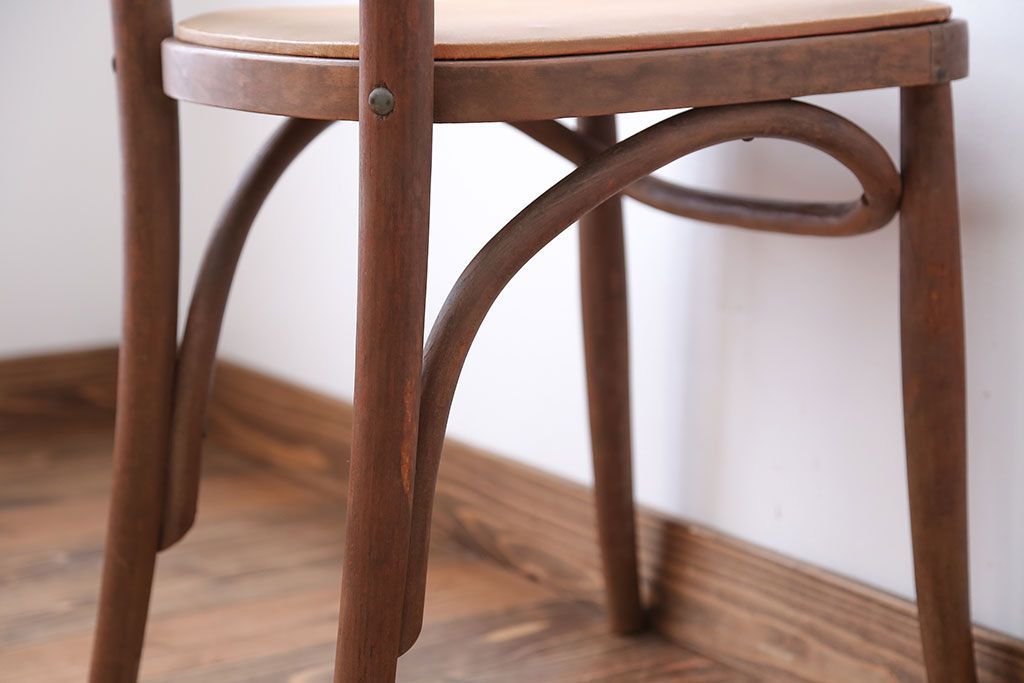 レトロ家具　アンティーク　古い木製のレトロなチェア(椅子)