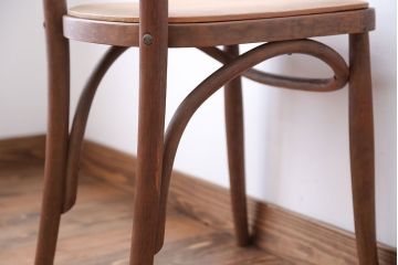 レトロ家具　アンティーク　古い木製のレトロなチェア(椅子)