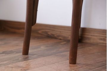 レトロ家具　アンティーク　古い木製のレトロなチェア(椅子)