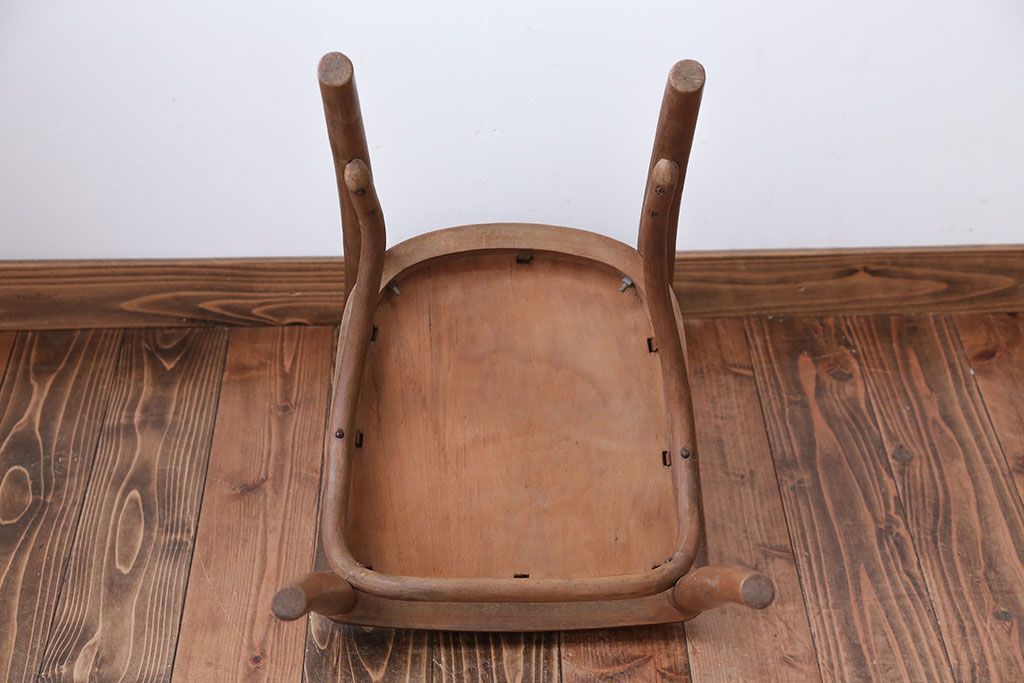 レトロ家具　アンティーク　古い木製のレトロなチェア(椅子)