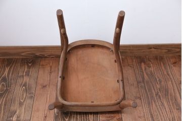 レトロ家具　アンティーク　古い木製のレトロなチェア(椅子)