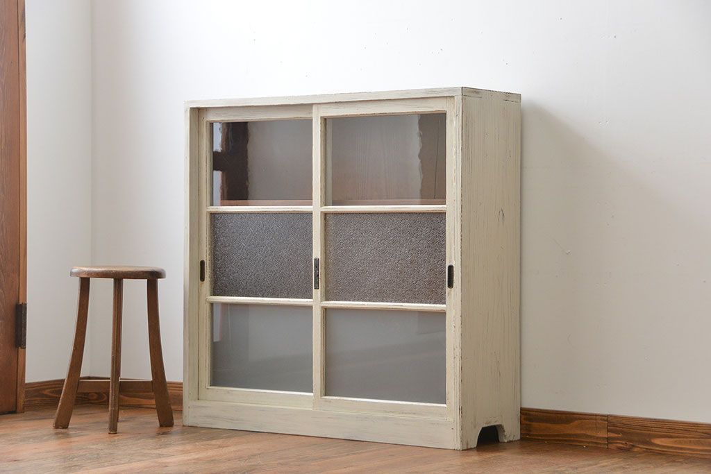 アンティーク家具　アンティークペイント　3種類のガラス入り引き戸収納棚