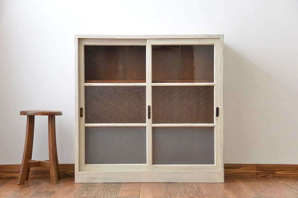 アンティーク家具　アンティークペイント　3種類のガラス入り引き戸収納棚