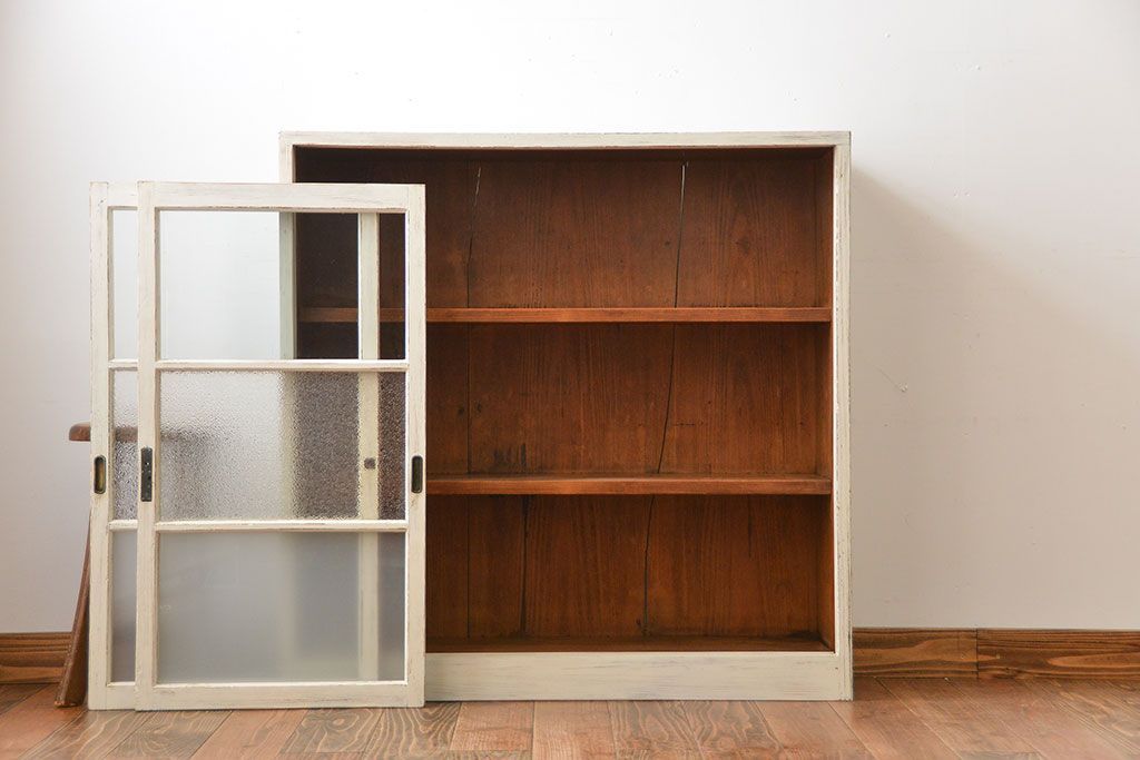 アンティーク家具　アンティークペイント　3種類のガラス入り引き戸収納棚