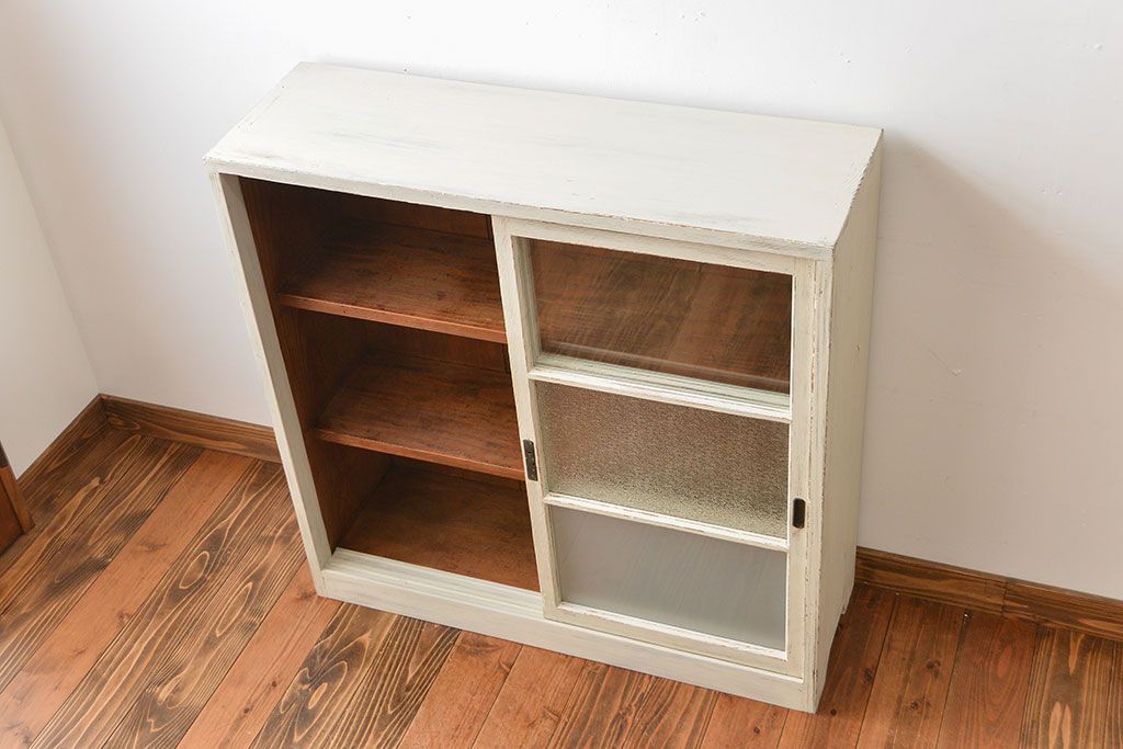 アンティーク家具　アンティークペイント　3種類のガラス入り引き戸収納棚