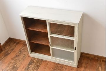 アンティーク家具　アンティークペイント　3種類のガラス入り引き戸収納棚