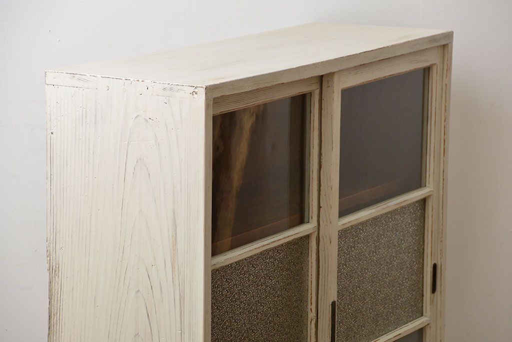 アンティーク家具　アンティークペイント　3種類のガラス入り引き戸収納棚