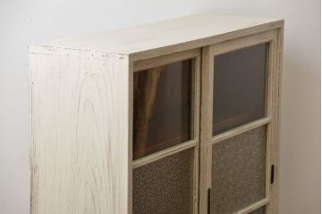 アンティーク家具　アンティークペイント　3種類のガラス入り引き戸収納棚