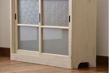 アンティーク家具　アンティークペイント　3種類のガラス入り引き戸収納棚