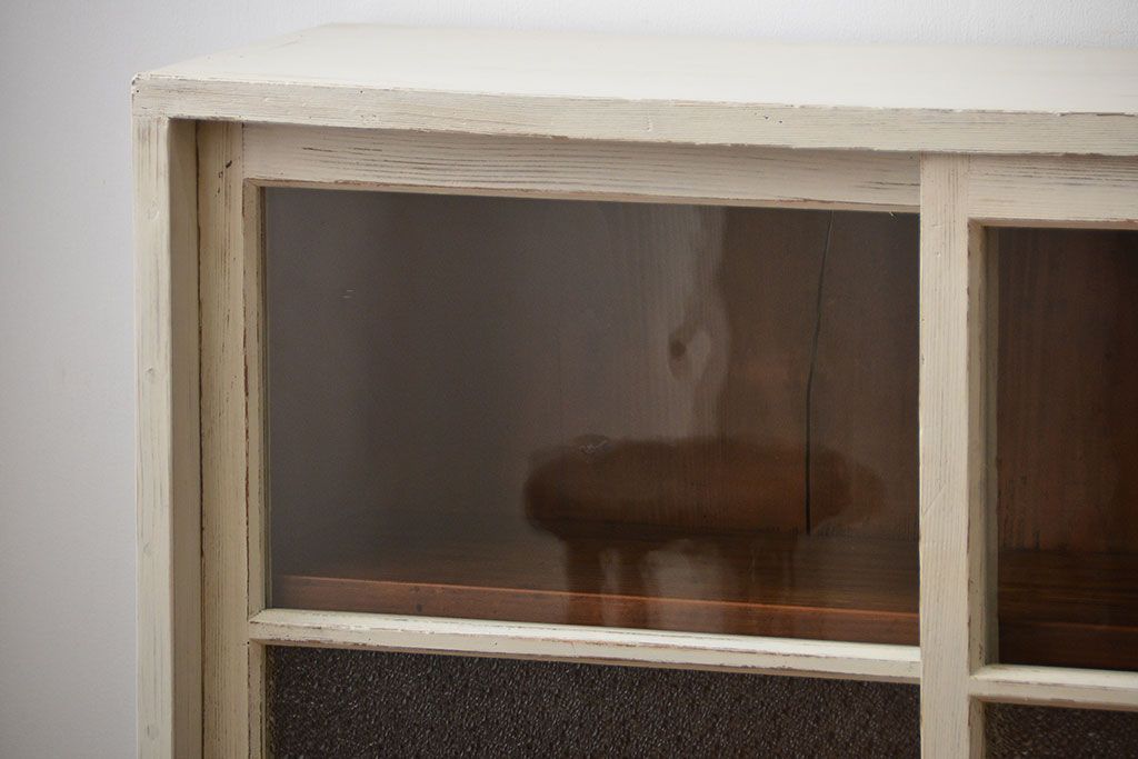 アンティーク家具　アンティークペイント　3種類のガラス入り引き戸収納棚