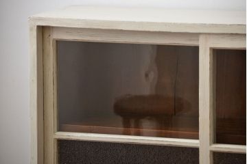 アンティーク家具　アンティークペイント　3種類のガラス入り引き戸収納棚