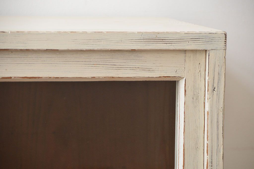 アンティーク家具　アンティークペイント　3種類のガラス入り引き戸収納棚