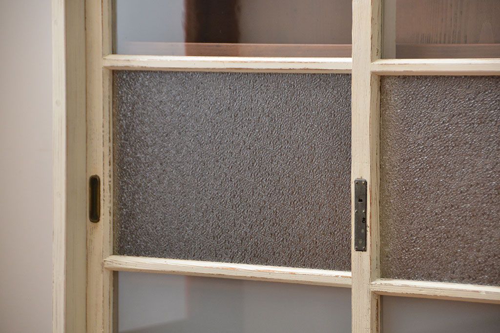 アンティーク家具　アンティークペイント　3種類のガラス入り引き戸収納棚