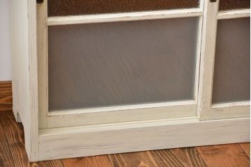 アンティーク家具　アンティークペイント　3種類のガラス入り引き戸収納棚