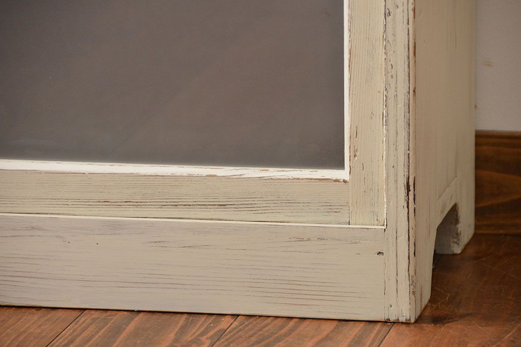 アンティーク家具　アンティークペイント　3種類のガラス入り引き戸収納棚