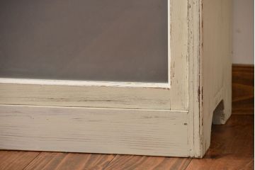 アンティーク家具　アンティークペイント　3種類のガラス入り引き戸収納棚