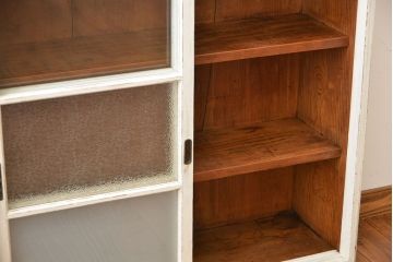 アンティーク家具　アンティークペイント　3種類のガラス入り引き戸収納棚