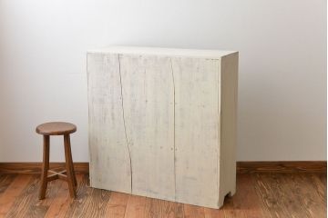 アンティーク家具　アンティークペイント　3種類のガラス入り引き戸収納棚