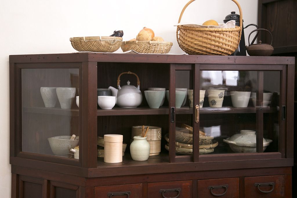 アンティーク家具　アンティーク　古い木製の変わり型引き戸収納棚