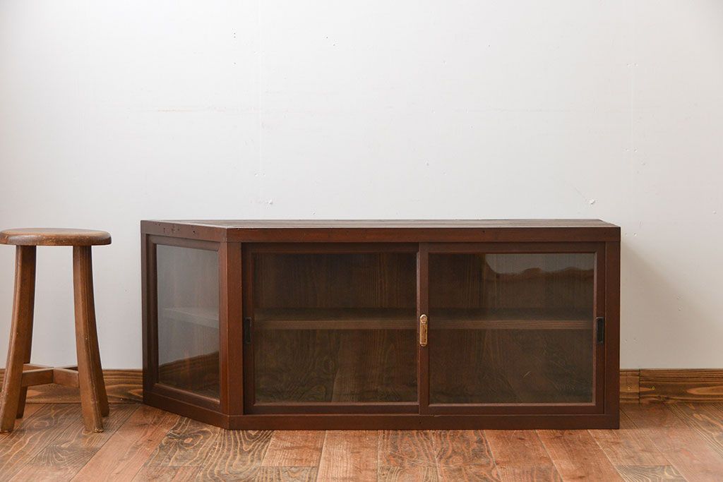 アンティーク家具　アンティーク　古い木製の変わり型引き戸収納棚