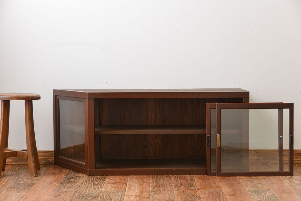 アンティーク家具　アンティーク　古い木製の変わり型引き戸収納棚