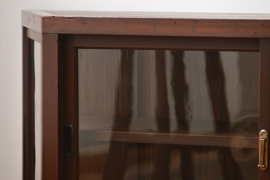 アンティーク家具　アンティーク　古い木製の変わり型引き戸収納棚