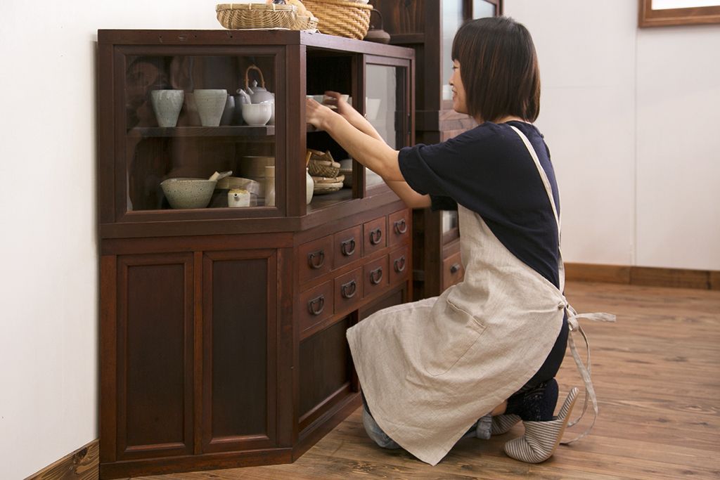 アンティーク家具　アンティーク　引き出し8杯付き!引き戸収納棚(薬箪笥)