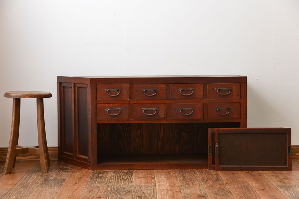 アンティーク家具　アンティーク　引き出し8杯付き!引き戸収納棚(薬箪笥)