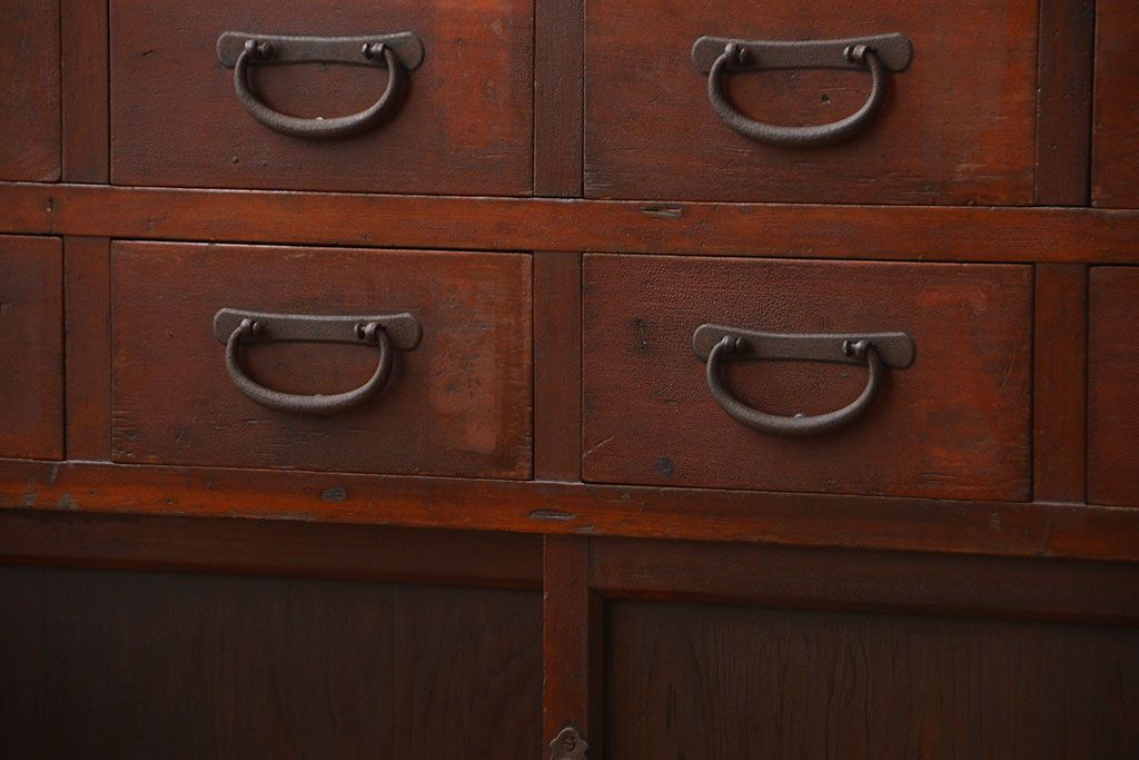 アンティーク家具　アンティーク　引き出し8杯付き!引き戸収納棚(薬箪笥)