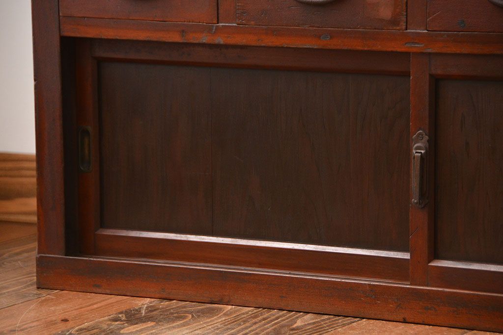 アンティーク家具　アンティーク　引き出し8杯付き!引き戸収納棚(薬箪笥)