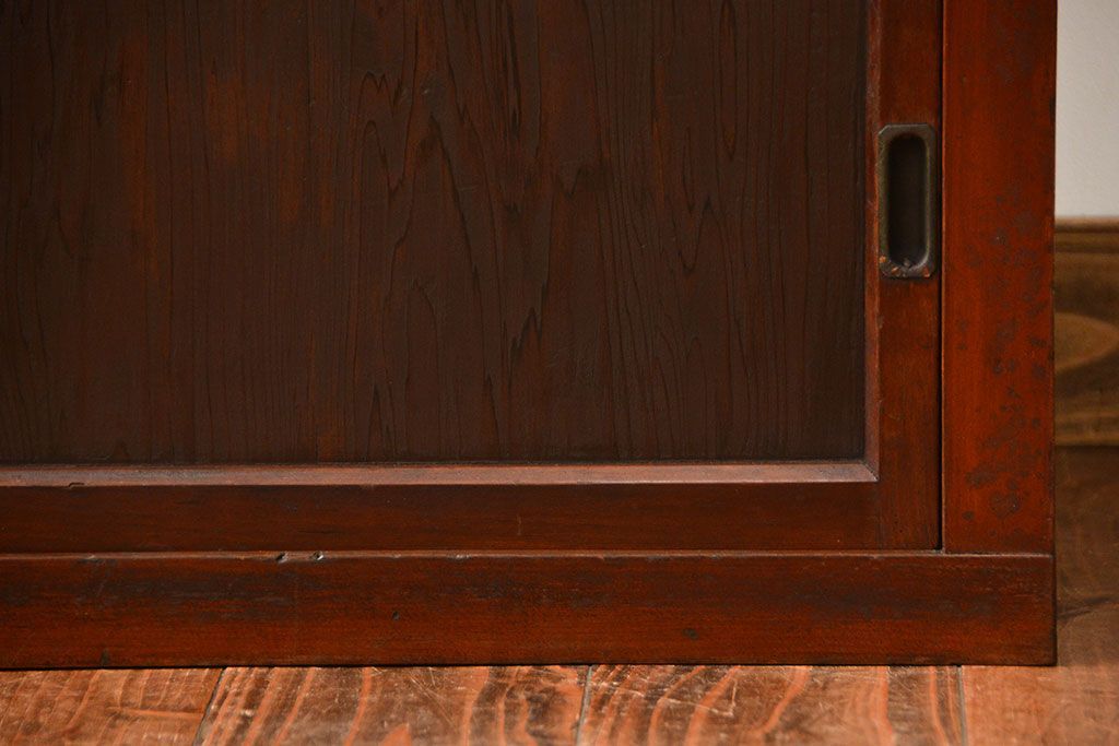 アンティーク家具　アンティーク　引き出し8杯付き!引き戸収納棚(薬箪笥)