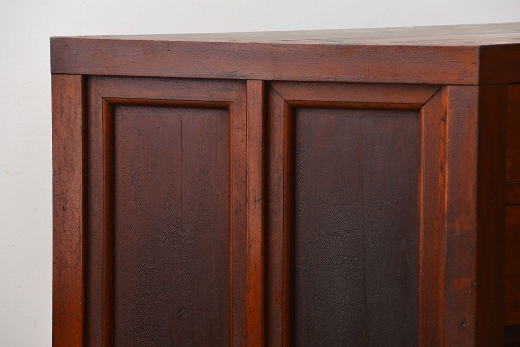 アンティーク家具　アンティーク　引き出し8杯付き!引き戸収納棚(薬箪笥)