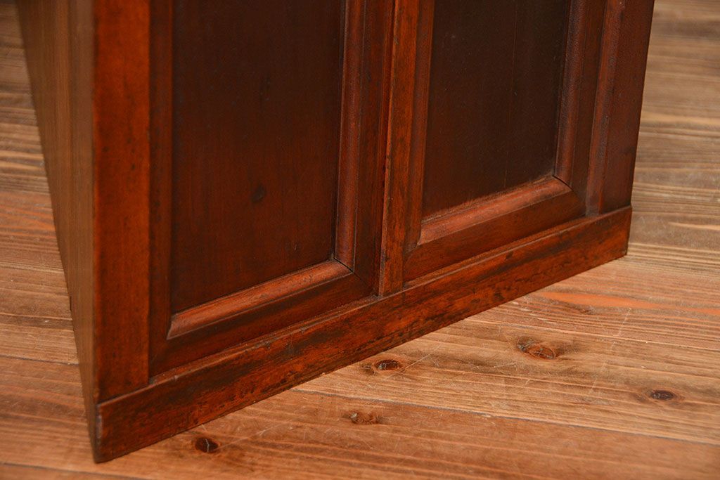 アンティーク家具　アンティーク　引き出し8杯付き!引き戸収納棚(薬箪笥)