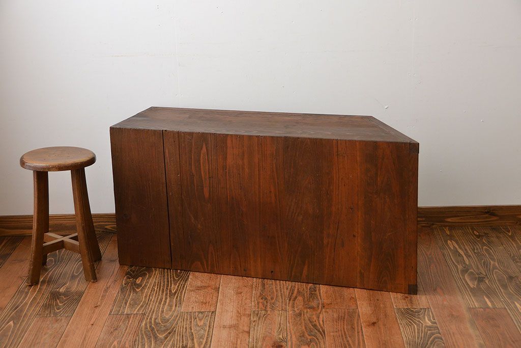 アンティーク家具　アンティーク　引き出し8杯付き!引き戸収納棚(薬箪笥)