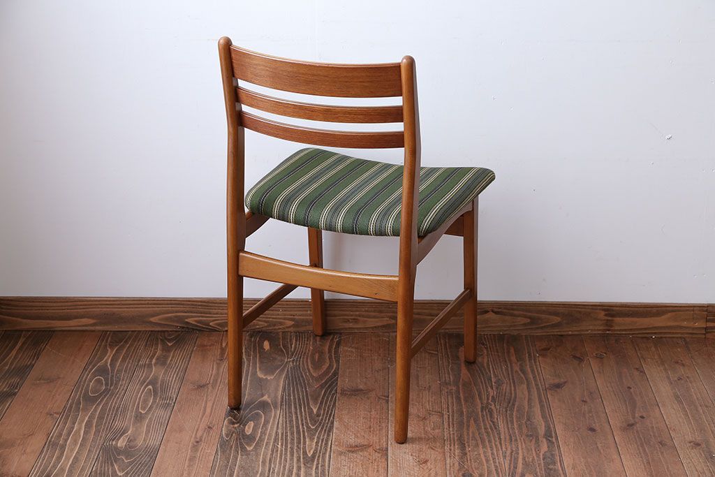 ヴィンテージ家具　北欧ビンテージ　チーク材のシンプルでおしゃれなダイニングチェア(1)