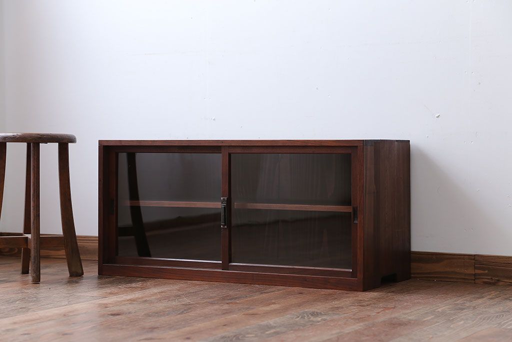 アンティーク家具　アンティーク　古い木のガラス引き戸飾り棚