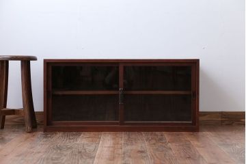 アンティーク家具　アンティーク　古い木のガラス引き戸飾り棚