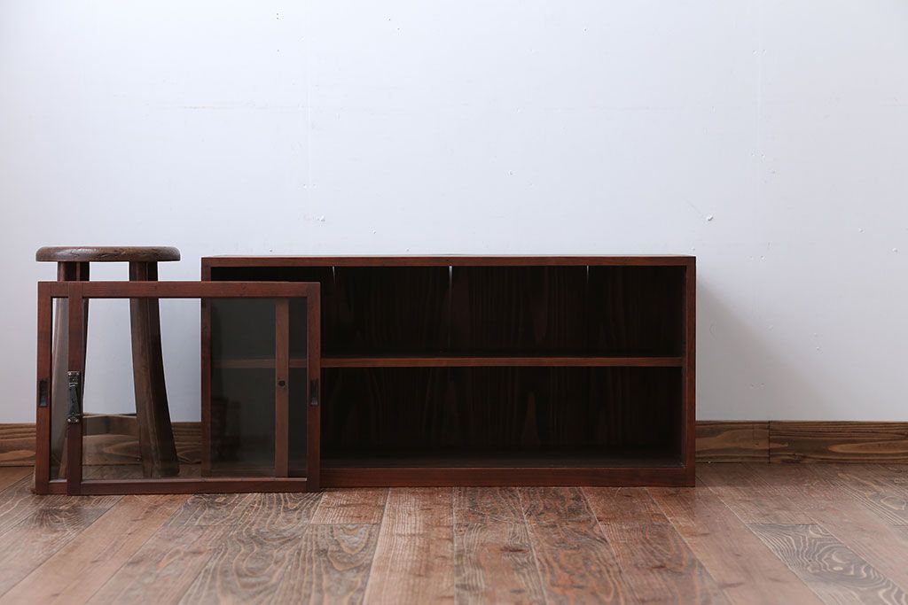 アンティーク家具　アンティーク　古い木のガラス引き戸飾り棚