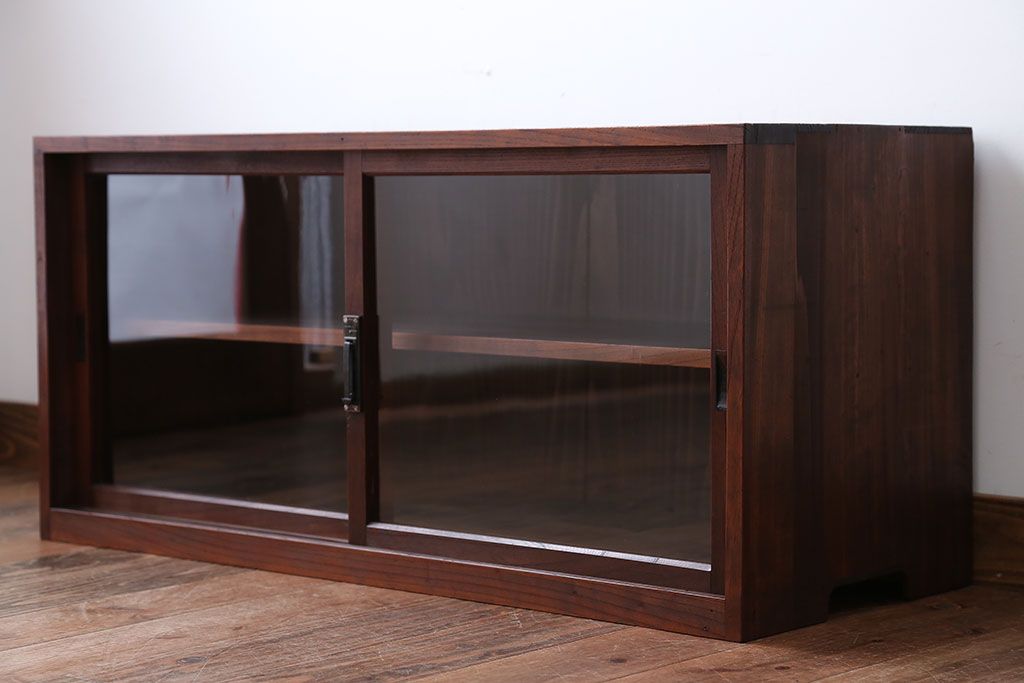 アンティーク家具　アンティーク　古い木のガラス引き戸飾り棚