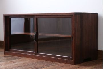 アンティーク家具　アンティーク　古い木のガラス引き戸飾り棚