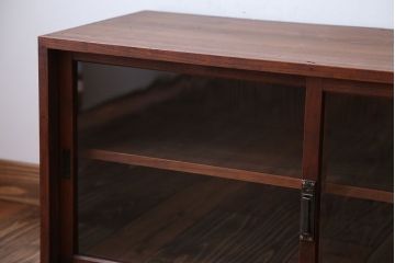 アンティーク家具　アンティーク　古い木のガラス引き戸飾り棚