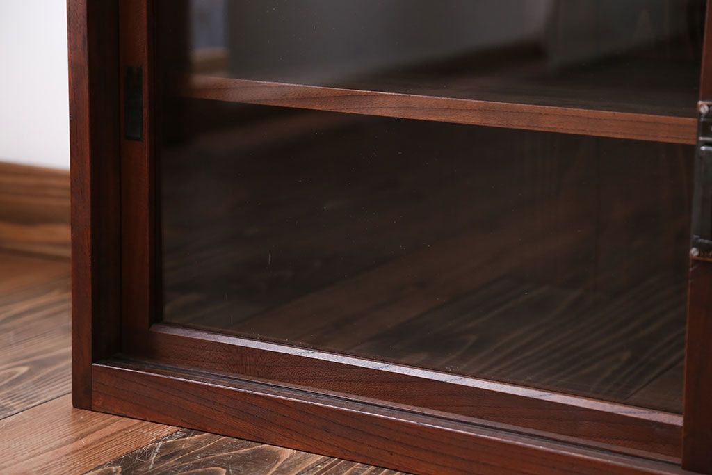 アンティーク家具　アンティーク　古い木のガラス引き戸飾り棚