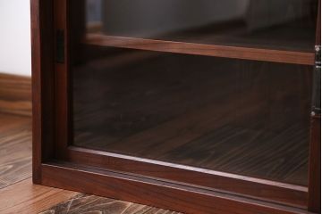 アンティーク家具　アンティーク　古い木のガラス引き戸飾り棚