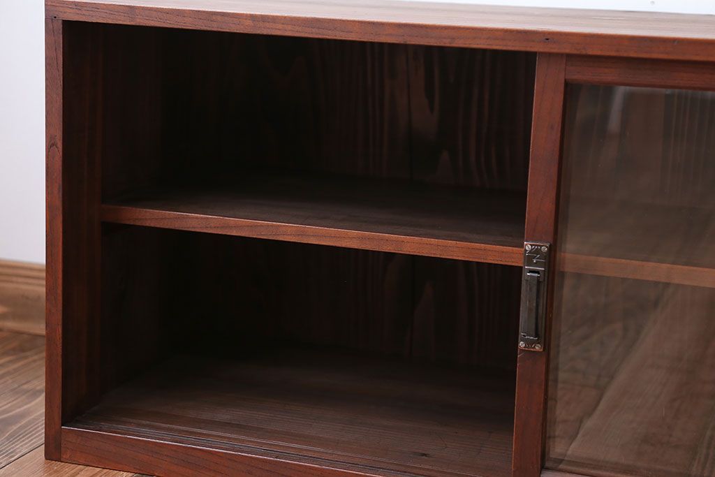 アンティーク家具　アンティーク　古い木のガラス引き戸飾り棚