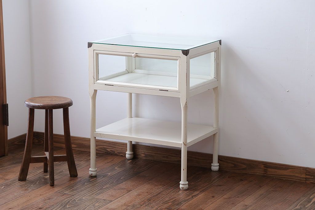 アンティーク家具　アンティーク　飾り棚付きペイントガラスケース